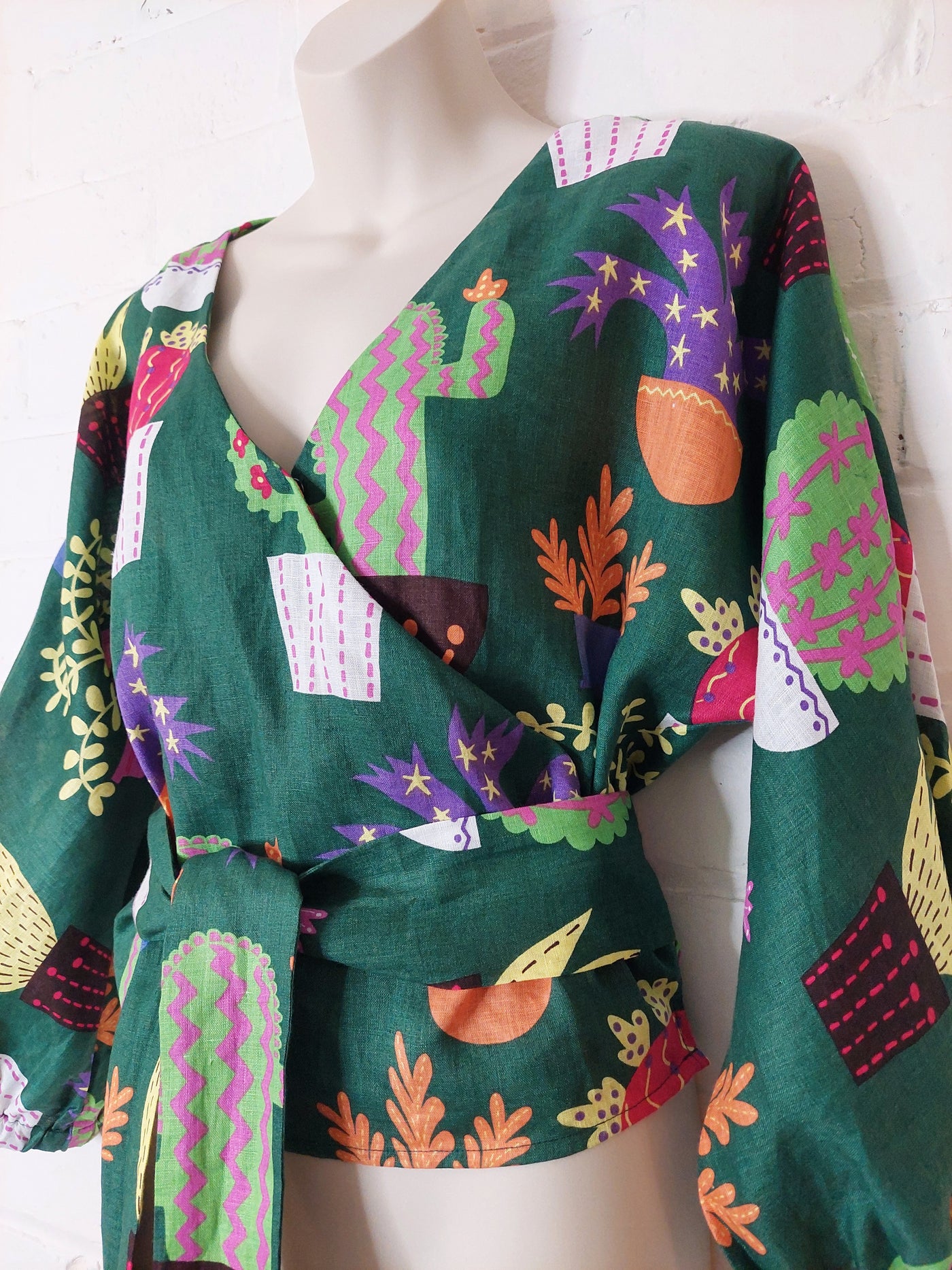 Jericho Road Clothing BNWT Crazy Cactus Linen Wrap Top - Green, Size 8